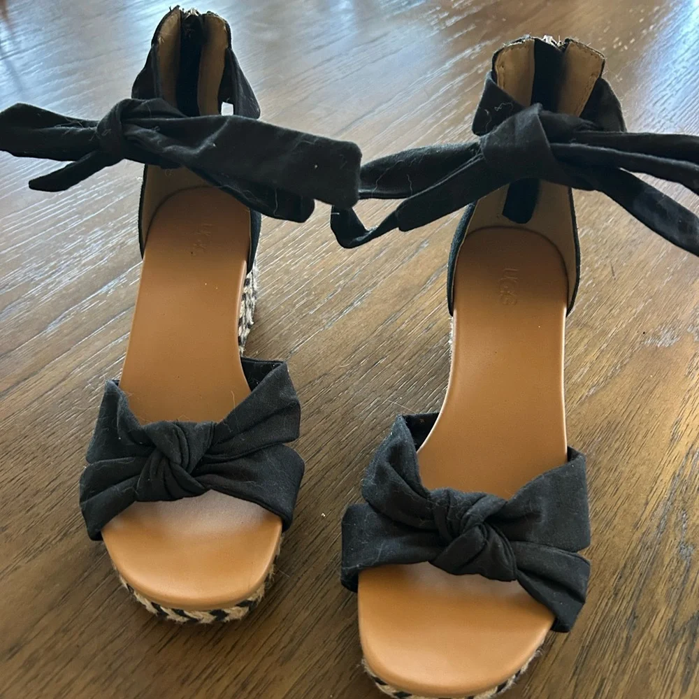 UGG Black Knotted Bow Wedges - Picture 1 of 6